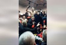 “Xhamadani vija-vija është Kosova është Shqipëria” – Pamje nga festa e Shqipërisë në dhomën e zhveshjes