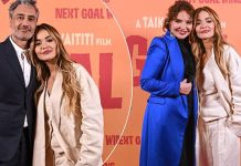 Rita Ora shkëlqen përkrah bashkëshortit Taika Waititi dhe nënës Vera Ora teksa marrin pjesë në ngjarjen e bamirësisë “Next Goal Wins”