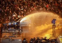 Kaos në Sofje: Përleshje e ashpër mes tifozëve dhe policisë, persona të lënduar e vetura të djegura në rrugë