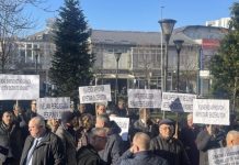 Zyrtarët e pesë institucioneve në Prishtinë protestojnë para komunës