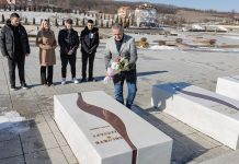 26-vjetori i sulmit të dytë ndaj familjes Jashari, Bekimi bën homazhe tek varret e të rënëve