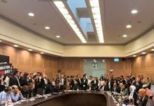 Familjarët e pengjeve të Hamasit hyjnë me forcë në parlamentin izraelit