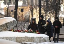 Rusët vendosin lule në Moskë për Navalnyn (FOTO)