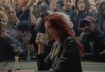 Dua Lipa e vetmuar në kafene, ndërsa dhjetëra persona nga e shikojnë nga jashtë dritares – skena që mori vëmendje në klipin e saj të ri “Training Season”