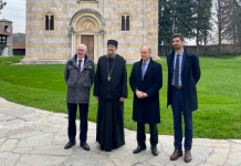 Emisari francez për Ballkanin dhe ambasadori vizitojnë Manastirin e Deçanit