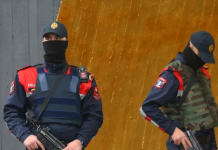 Policia në Vlorë gjen sasi të madhe armësh e municioni, arreston një të dyshuar