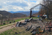 Objekti i djegur në Leposaviq: Policia nuk dyshon në zjarrvënie, zyrtari komunal akuzon Listën Serbe