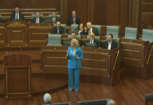 Emocione brenda Kuvendit, pas Ilir Shaqirit, Shkurte Fejza këndon “Mora fjalë”