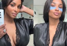 Ciara duket joshëse në një mantel të zi, teksa promovon linjën e saj të kujdesit të lëkurës
