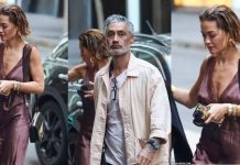 Rita Ora duket elegante me një fustan sateni, ndërsa ajo dhe bashkëshorti Taika Waititi dalin për darkë
