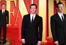 Callum Turner duket elegant me një kostum të zi, teksa merr pjesë në festën e “Oscars” pa të dashurën Dua Lipa