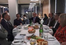 Taravari shtron iftar për krerët e VLEN-it, të pranishëm edhe dy deputetë të VV-së