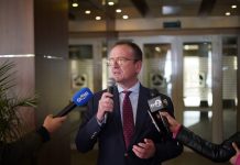 Arben Taravari uron festën e 7 Marsit