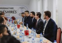 Kurti shkon për iftar në Pejë, viziton kuzhinën humanitare “Dera e Mëshirës”