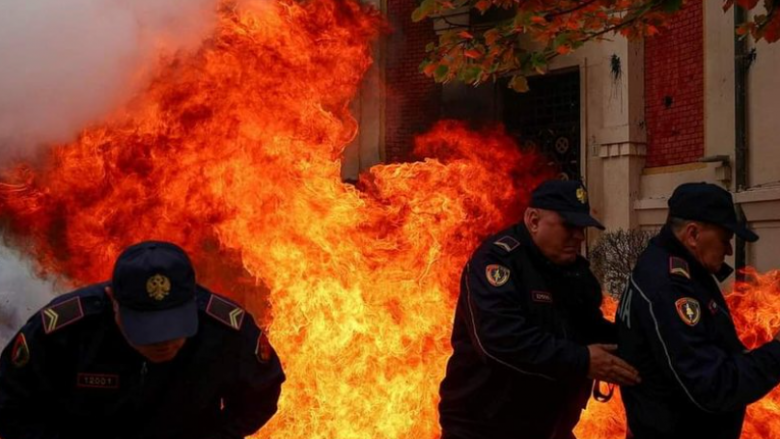 Protesta e dhunshme para bashkisë së Tiranës  tre të arrestuar