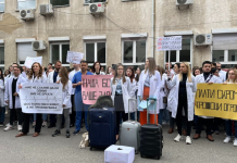 “Ne nuk duam të ikim, ju po na dëboni”, specializantët privatë protestojnë para MSH-së