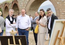 Izet Mexhiti dhe Afrim Gashi takuan artistët në Akuaduktin e Shkupit (FOTO)