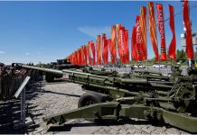 Rusët grumbullohen për të ekspozuar tanket “trofe” të Perëndimit të kapura në Ukrainë