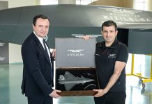 Kurti viziton fabrikën ku prodhohen dronët “Bayraktar”, iu dhuron medalje