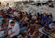 Palestinezët e falin namazin e Kurban Bajramit të rrethuar nga rrënojat