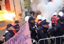 Opozita organizon protestën e radhës para Bashkisë së Tiranës, Policia publikon masat: Distancohuni nga dhuna