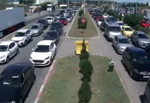 Kolona automjetesh në dy pika kufitare për hyrje-dalje nga RMV, disa rrugë të bllokuara për shkak të zjarreve