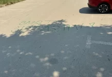 Grafiti “vdekje shqiptarëve” në oborrin e shtëpisë së shëndetit në Bujanoc