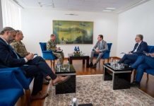 Admirali i NATO-s takohet me Kurtin