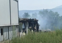 Fabrika e djegur në Tetovë, një zjarrfikës u lëndua, pesë të tjerë u helmuan