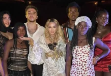 Madonna poston një foto të rrallë me të gjashtë fëmijët teksa festoi ditëlindjen e 66-të në Itali