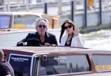 Monica Bellucci merr vëmendje me dukjen elegante krah Tim Burton në Festivalin e Filmit në Venecia