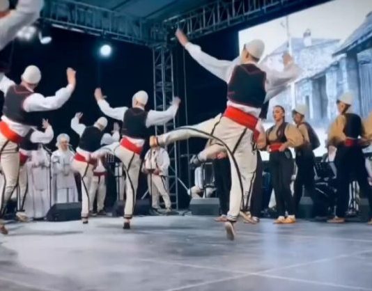 34 të punësuar në Ansamblin e Këngëve dhe Valleve Shqipe mbeten në rrugë,  i përfundoi kontrata para zgjedhjeve,  drejtori Tolaj ja si arsyetohet