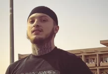 Kujt po ia tregon muskujt Fero ?