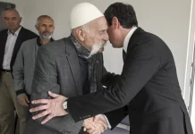 Kurti viziton familjen Jashari