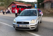 Bllokohen pjesërisht rrugët në dy pika kufitare mes Serbisë dhe Kosovës