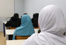 Ndalimi i shamisë në shkolla ngjall polemika për të drejtat dhe rregullat