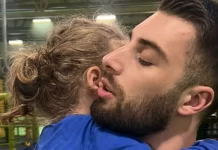 Meriton Mjekiqi publikon momentin emocionues kur takohet me djalin e tij pas një kohe të gjatë