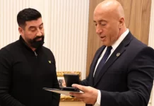 Haradinaj dekoron Medën me medaljen “Me besim në Zot, Atdhe e Shtet”