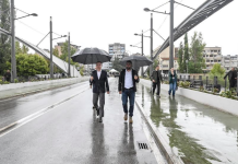 Nën shiun e Mitrovicës, kryeministri Kurti ecën mbi Urën e Ibrit