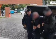 Tritol, armë dhe municione në banesë, arrestohet një person në fshatin Kus të Tiranës