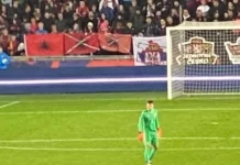 Huliganët çekë njollosin flamurin e Shqipërisë, ndërsa shfaqin Kosovën me flamurin serb