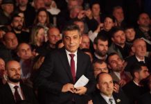 Shqiptarët stërmbushin sallën në manifestimin për Kongresin e Manastirit nën patronazhin e Qeverisë! Atmosferë festive për Ditën e Alfabetit!