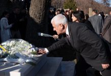 Sveçla në Prekaz: Përulemi para emblemës së lirisë sonë, familjes Jashari