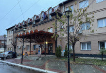 Sulmohet me granatë objekti i komunës në Zveçan