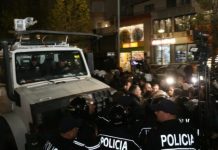 Konfrontim fizik mes deputetëve dhe efektivëve gjatë protestave në Tiranë