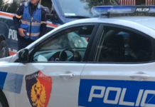 Hidhet lëndë plasëse në derën e një banese në Shkodër, dyshohet se pronarit i është vënë edhe një tritol 3 muaj më parë