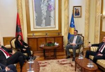Rama e Spiropali priten nga Kurti e Konjufca pak para nisjes së mbledhjes së përbashkët të dy kuvendeve