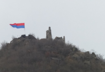 Vendoset sërish flamuri i Serbisë te Kalaja e Zveçanit