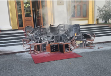 Nuk paguan për karriget që dogjën! Kuvendi i Shqipërisë iu mban rrogat katër deputetëve të PD-së