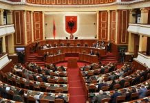 Pas mbi 10 orë seancë, Kuvendi i Shqipërisë miraton bonusin e pranverës për pensionistët dhe shtyrjen e afateve për investitorët strategjikë